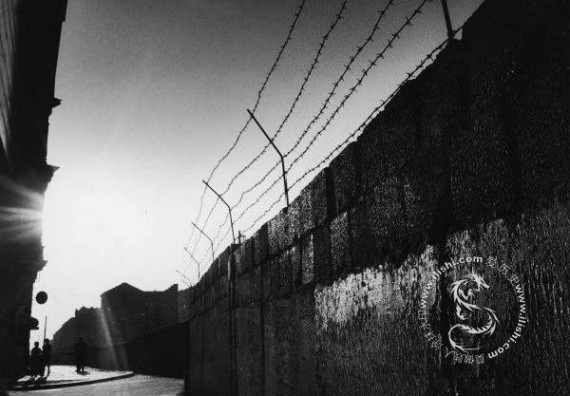 老照片：实拍东德男子冒死翻越柏林墙全过程(组图)