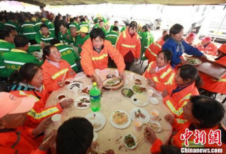 太原市环卫局摆流水席宴请400名环卫工