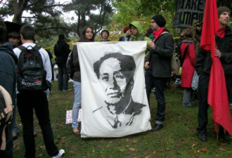 “占领多伦多”现场：有人挂出毛泽东像