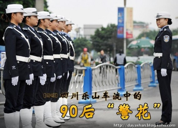 实拍90后女交警的工作生活：12名“警花”12道风景(组图)