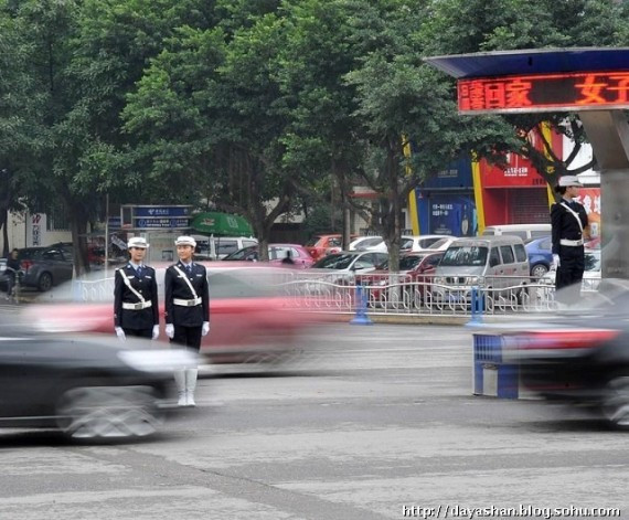 实拍90后女交警的工作生活：12名“警花”12道风景(组图)