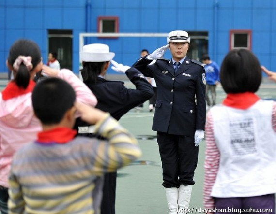 实拍90后女交警的工作生活：12名“警花”12道风景(组图)