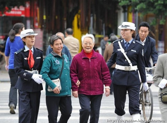 实拍90后女交警的工作生活：12名“警花”12道风景(组图)