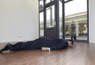 艾未未尸体雕像惊现德国 引起市民惶恐