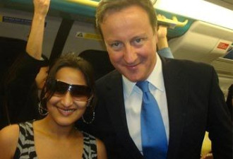 英首相地铁与女乘客聊天 被问你是谁？