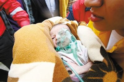 10月25日，土耳其艾利克斯，救援人员在废墟中救出了两周大的女婴。