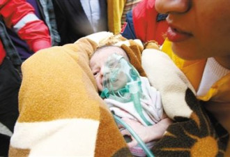 土耳其两周大的女婴被埋47小时后获救