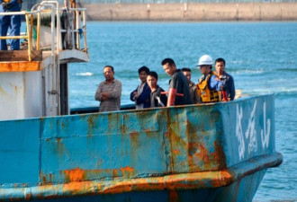 日本官方公布：被抓捕中国渔民的照片