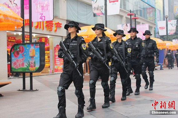 成都女子特警持冲锋枪上路巡逻 有如美国大片场景(组图)