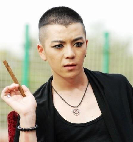 盘点那些娱乐圈里的雷人&ldquo;妖男&rdquo; 美若天仙啊(组图)