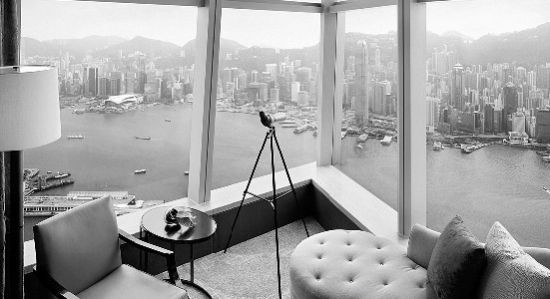 图为今年3月开业的香港丽思卡尔顿酒店，位于九龙环球贸易广场102-118层，是世界上最高的豪华酒店。