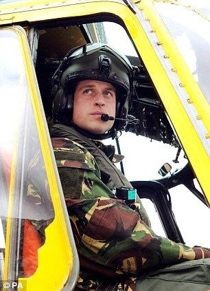 英国威廉王子驾驶直升机救助遇险的俄罗斯船员。