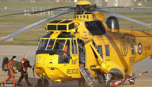 英国皇家空军人员准备登上“海王”直升机实施救援任务。