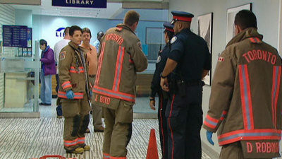 多倫多市政廳圖書館刺人案。圖為警方和急救人員4日抵達現場。（CBC）