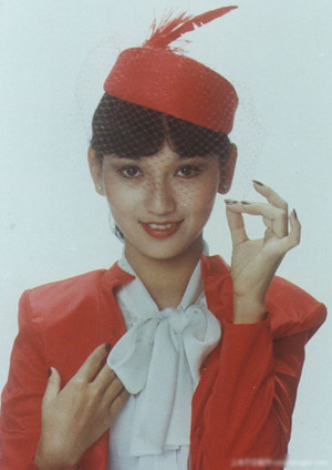 赵雅芝黑纱透视裙秀裸背美腿 图揭一代美女传奇星途(多图)