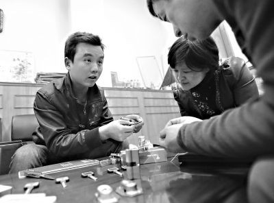 中国锁患有多深?高人演示锡纸几秒开锁 小偷疯狂(文/视频)