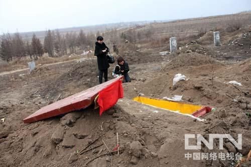 老太下葬70多天后遭民政局掘坟 称如果冻上不好挖(图)