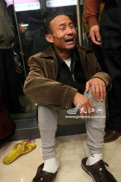 英雄熊尿保痛失亲人老泪纵横。
