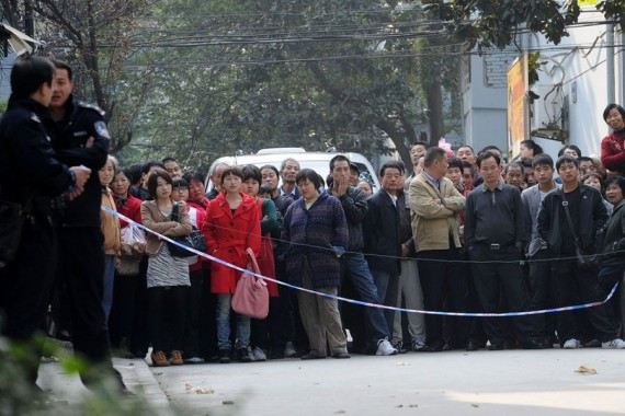 恐怖！合肥一小区发生碎尸案 狼狗发现垃圾桶有人手(组图)