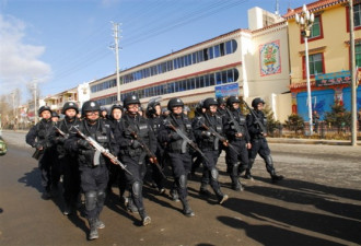 一组特警在四川藏区维稳时照片曝光