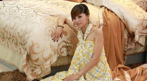 女大学生做床模日薪上千元 实拍:她们躺那里就能赚钱