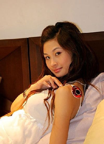 女大学生做床模日薪上千元 实拍:她们躺那里就能赚钱