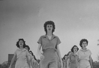 老照片：猛！二战时美国女生冬季军训
