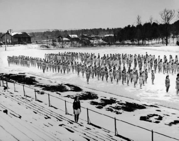 难得一见老照片：猛！二战时美国女生冬季军训(组图)