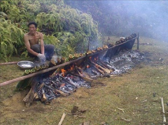 看看哈尼族人的野炊：见过这么强悍的烧烤肉串吗？(多图)