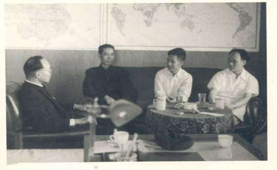 老照片：胡耀邦罕见旧照曝光 1941年结婚照(组图)