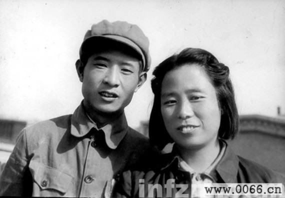 老照片：胡耀邦罕见旧照曝光 1941年结婚照(组图)
