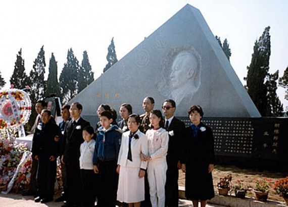 老照片：胡耀邦罕见旧照曝光 1941年结婚照(组图)