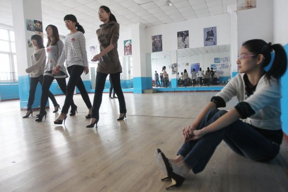 嫩模流行的年代:一个年仅13岁的青岛女孩的T台梦(组图)