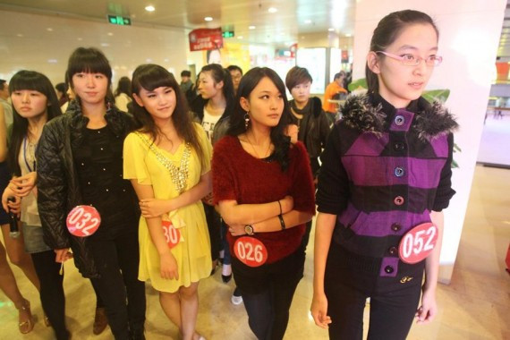 嫩模流行的年代:一个年仅13岁的青岛女孩的T台梦(组图)