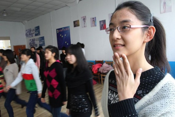 嫩模流行的年代:一个年仅13岁的青岛女孩的T台梦(组图)