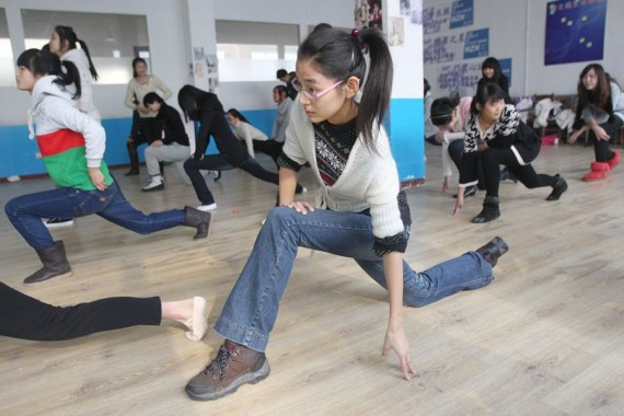 嫩模流行的年代:一个年仅13岁的青岛女孩的T台梦(组图)