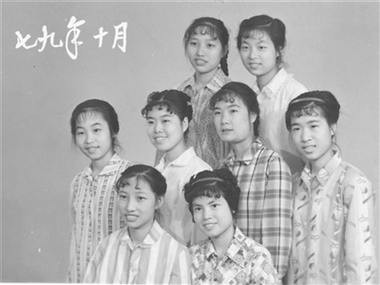 八姐妹相约自1977年起每年都拍下合影 创世界纪录(组图)