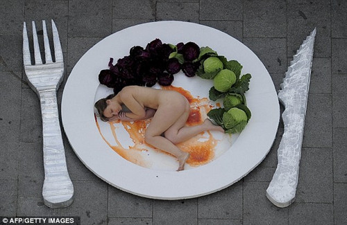 西班牙裸女扮成“盘中餐”宣传素食主义（组图）