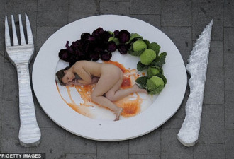 西班牙裸女扮成“盘中餐” 宣扬素食