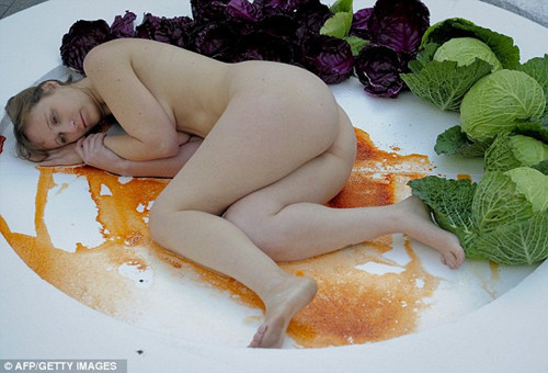 西班牙裸女扮成“盘中餐”宣传素食主义（组图）（2）