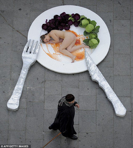 西班牙裸女扮成“盘中餐”宣传素食主义（组图）（3）