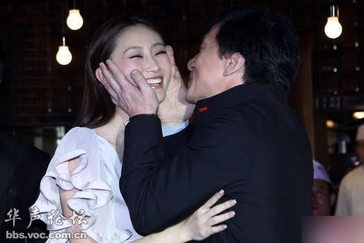 劲爆!惨遭成龙父子潜规则的女星 究竟什么时候才玩够?