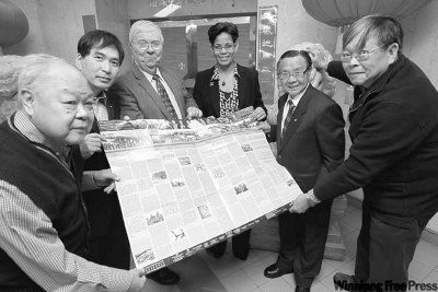 余岳興（左起）、黃煜文、Jan Walls及Angela Cassie等在溫尼辟中華文化中心展開加拿大華人歷史大事記。（圖：全加平權會提供／TREVOR HAGAN攝影）