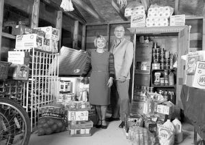 肖恩夫妇在家里囤积了足够吃上一年的罐头食品
