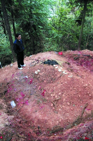 湖南千万富翁夫妇祖坟前相拥自杀 调查疑点重重(组图)