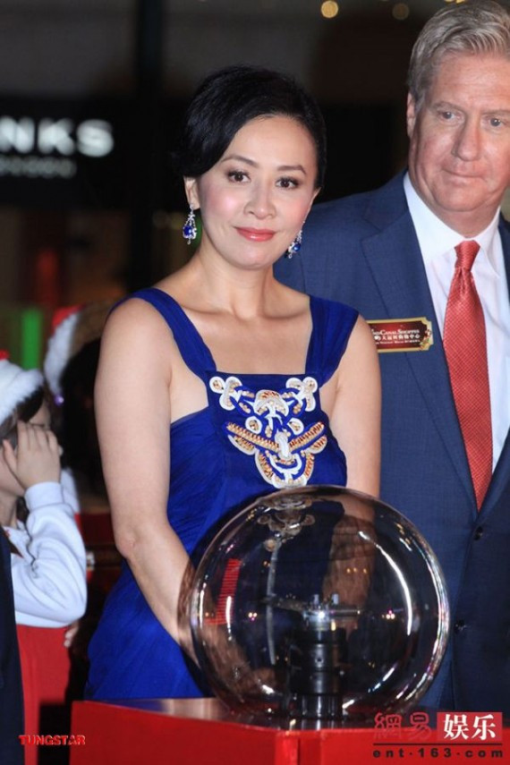 高清图:刘嘉玲出席圣诞点灯仪式 否认赴美人工受孕