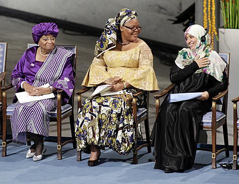 利比里亚总统埃伦.约翰逊－瑟利夫(左)、利比里亚“和平运动”领导人莱伊曼.古博韦(中)和也门妇女权益活动家塔瓦库勒.卡曼(右)在奥斯陆 装市政大厅接受诺贝尔和平奖。