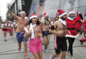 匈牙利圣诞节泳装裸跑 超500人参加