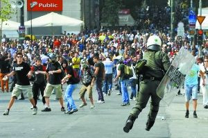 10月5日，希腊国营和私营部门员工举行24小时总罢工，抗议者与警察对峙。