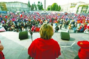 10月21日，罗马，意大利劳工总联盟秘书长苏珊娜·卡穆索参加罢工游行，抗议政府的紧缩政策。